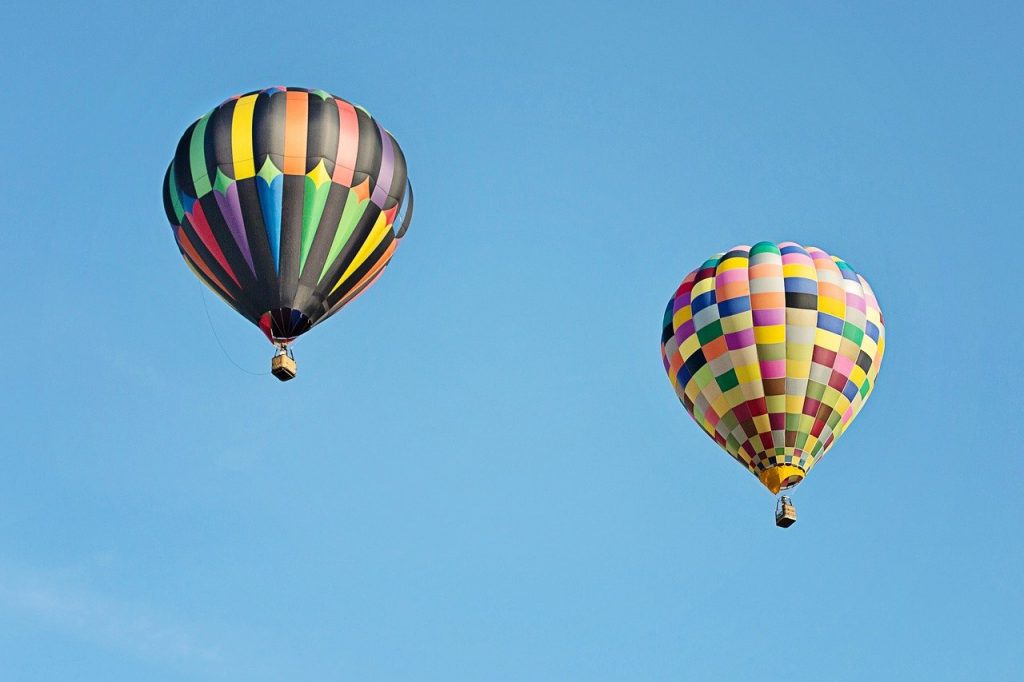 deux montgolfières