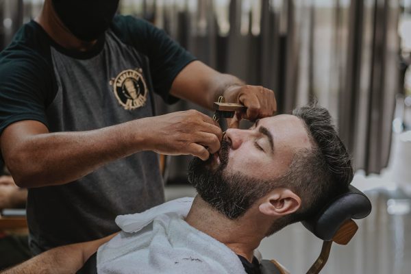Comment devenir coiffeur-barbier à domicile ?