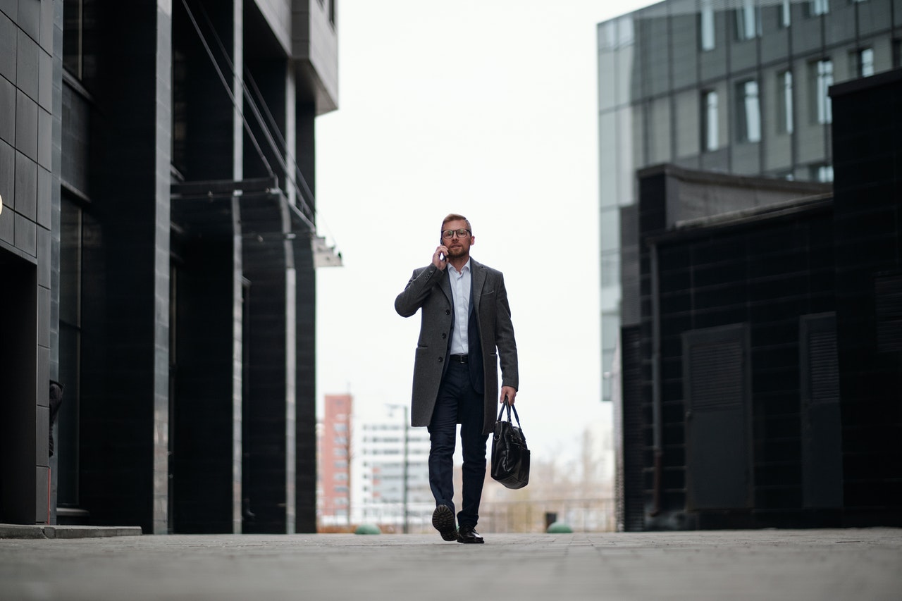 homme en costume au téléphone