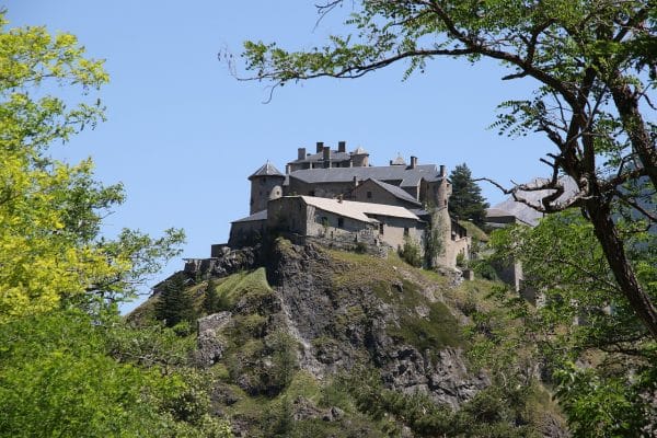 Quels sont les avantages de passer ses vacances en montagne pendant la saison estivale ?